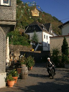 .. vorbei am Weingut Bahles ..