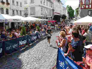 Zieleinlauf von Bjrn Nissen beim 2. City Triathlon in Limburg (2002)